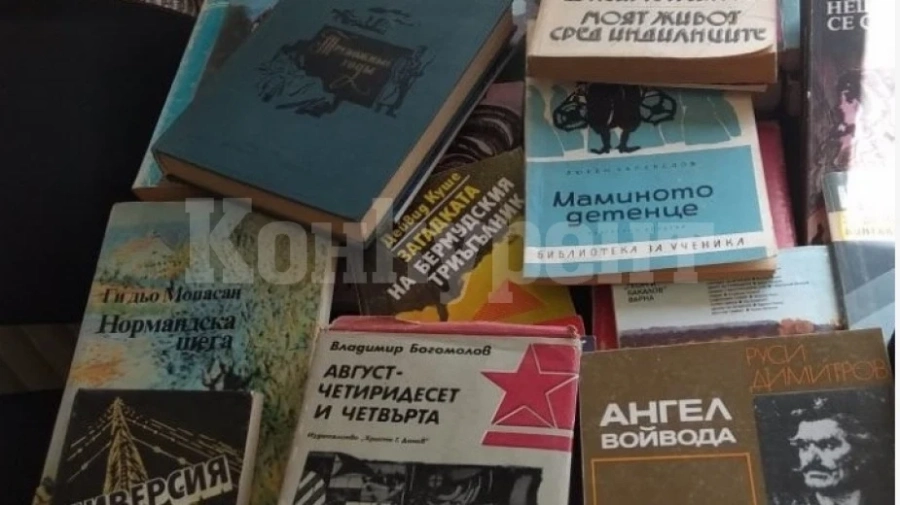 Дариха книги на библиотеката в Дунавци