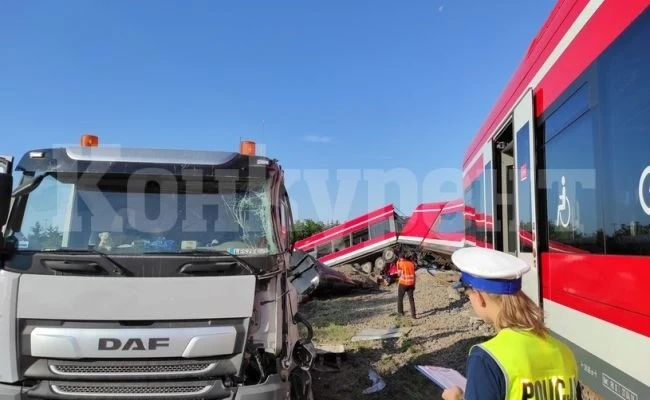 На жп прелез камион се заби в германски влак на път за Берлин
