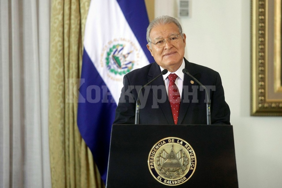 Бивш президент на Салвадор си смени гражданството, за да избегне депортация