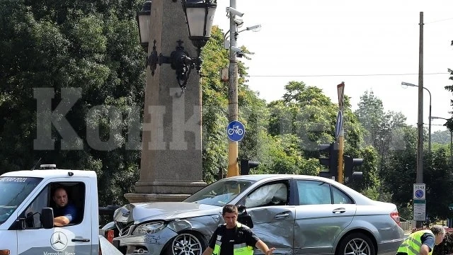 Един човек е в болница след катастрофа в София