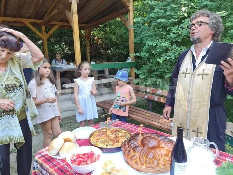 В Горна Бела речка възродиха традициите, направиха курбан за Илинден