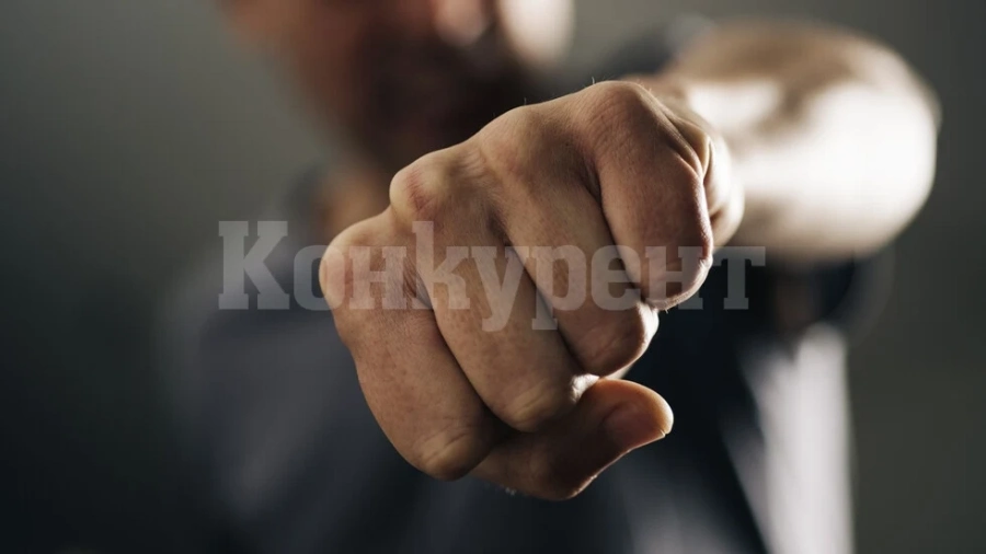 Задържаха мъж, заподозрян за побой над баба си
