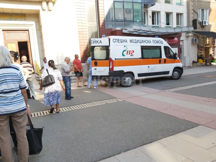 Човек припадна на опашката за пенсии СНИМКИ