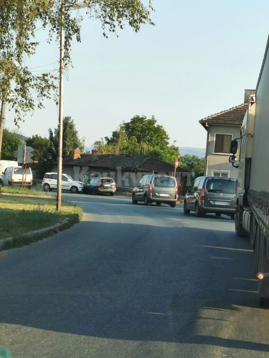 Тежък удар на Е-79 в Новачене, километрични опашки бавят трафика СНИМКА
