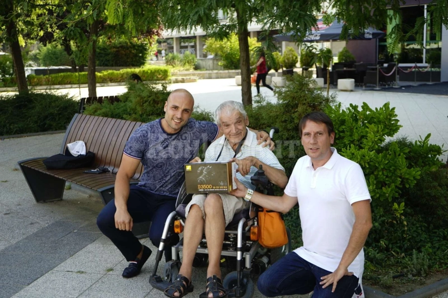 Тони Дуковски има нов фотоапарат, вижте кои му го подариха СНИМКИ