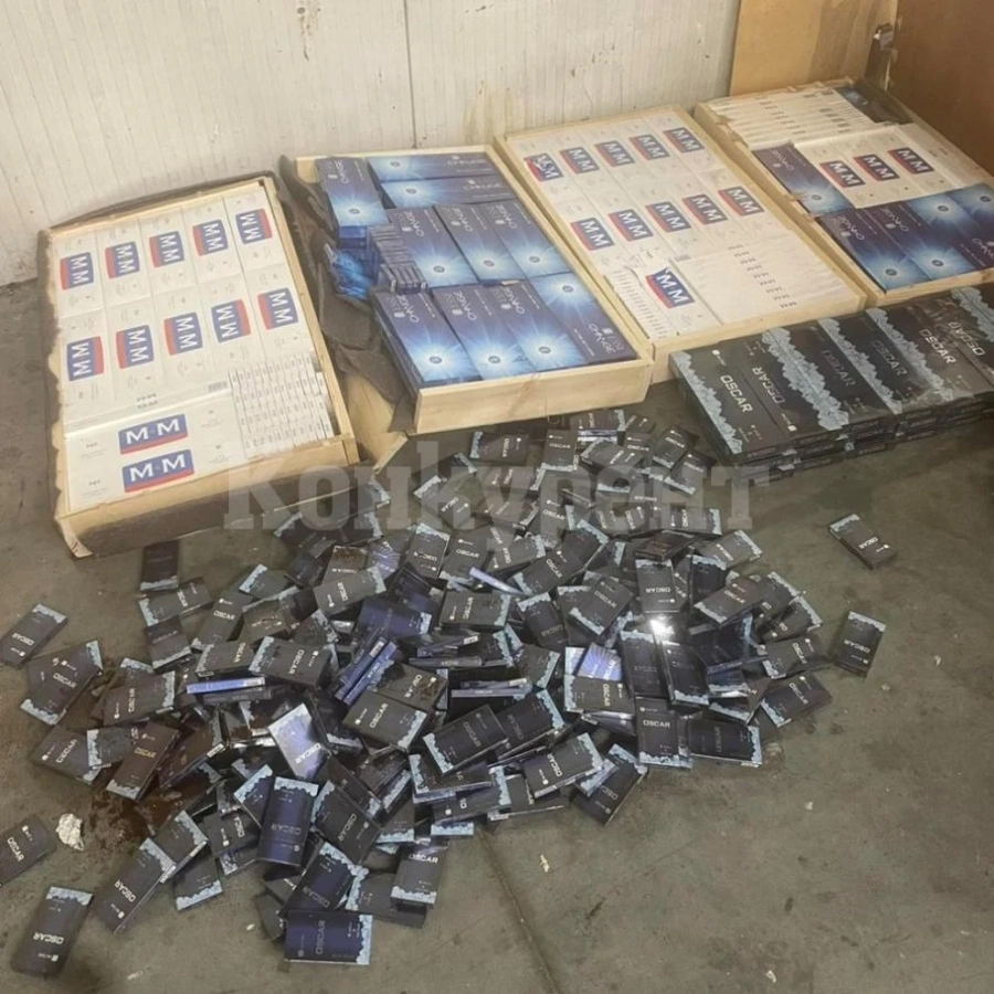 Иззеха контрабандни цигари, укрити в картини на „Капитан Андреево“