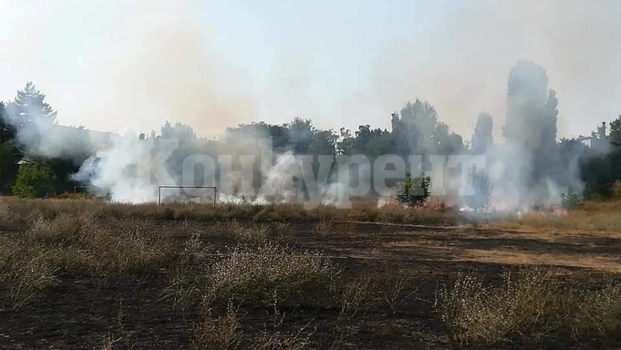 Голям пожар във Видин, горят помощните игрища край стадиона