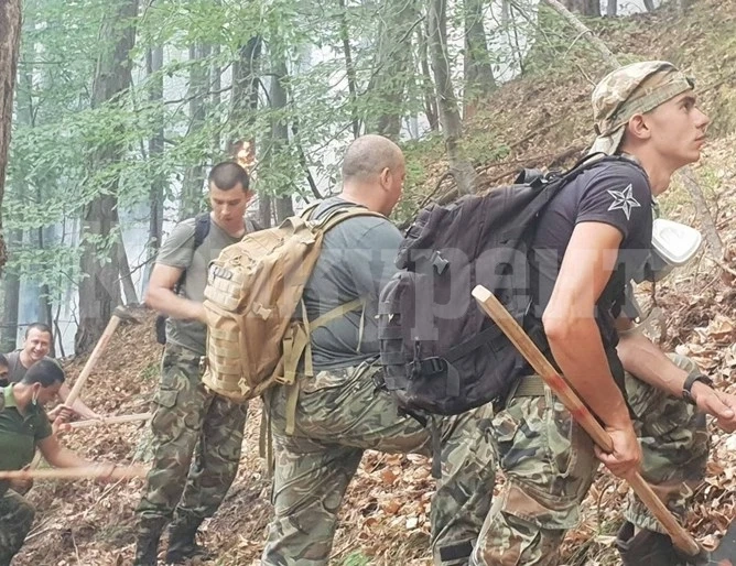 37 военни и вертолет гасят пожара над Югово