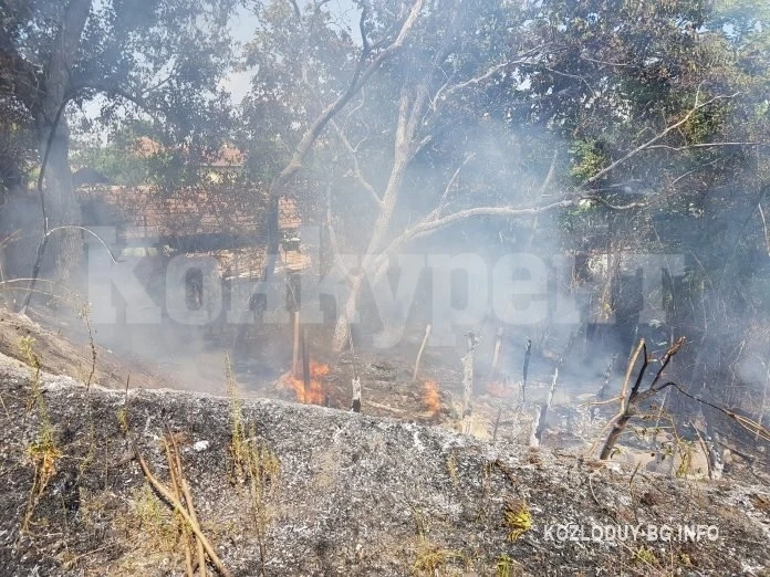 Пожар лумна в къща в Козлодуй, огнеборците се борят с огъня
