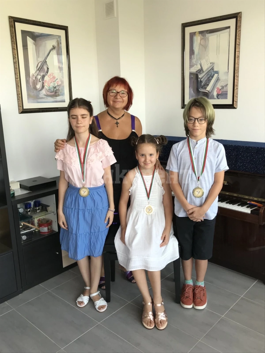 Tалантливи пианисти от Враца спечелиха награди от международен конкурс