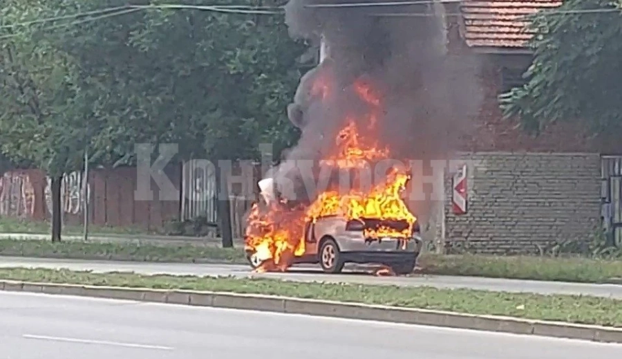 Пламна автомобил, паркиран пред кафене в Берковица