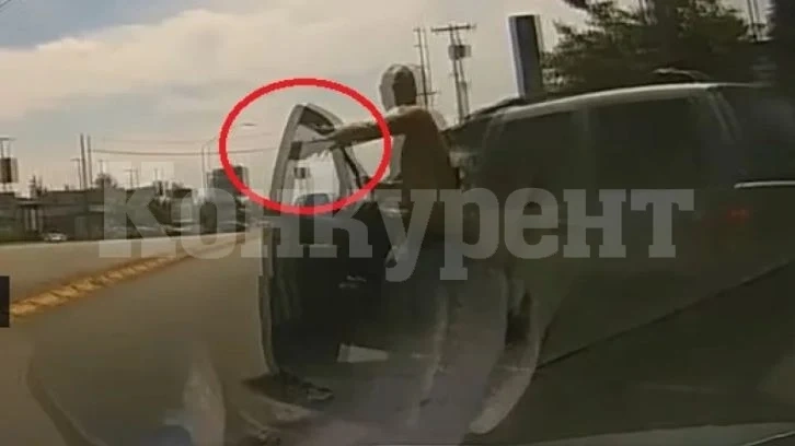 Ужас на пътя! Мъж хвърли брадва по шофьор ВИДЕО