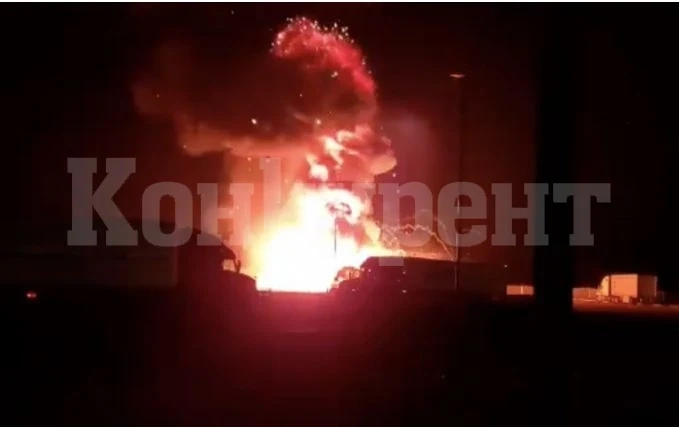Страховито ВИДЕО: Взриви се камион с 12 тона дезодоранти