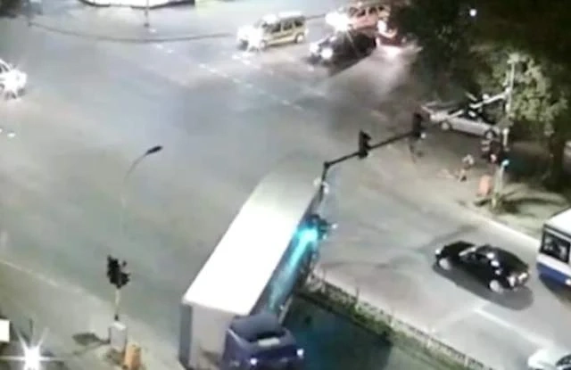 Тираджия удари светофар във Враца и офейка