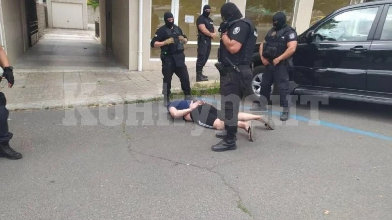 Луд за връзване! Арестуваха пиян, размахвал нож срещу минувачи