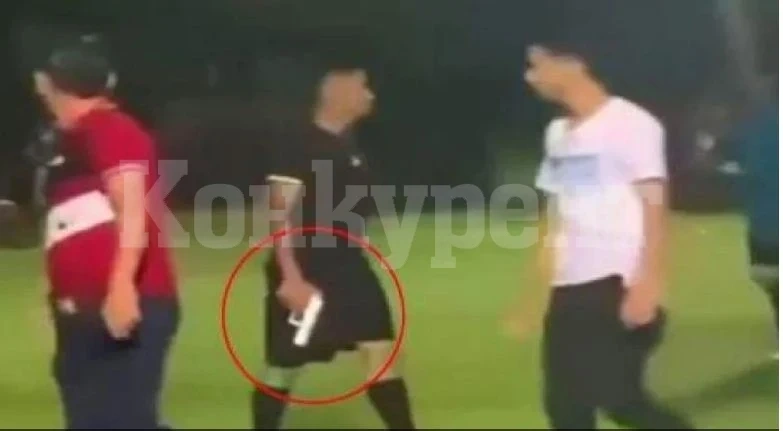 Като на кино! Футболен съдия извади пистолет и стреля по време на мач ВИДЕО