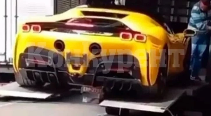 Издънка: Хамали потрошиха най-скъпото Ferrari докато го разтоварват ВИДЕО