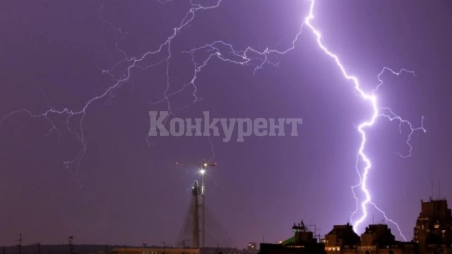 Мълнии удариха къща, изгоря цял етаж