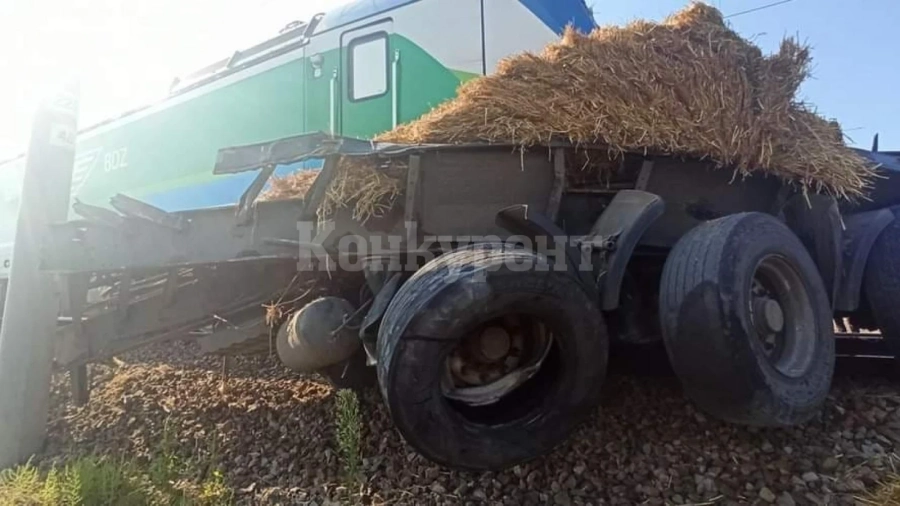 Камион и пътнически влак се блъснаха край Карнобат 