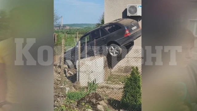 Още един хлапак заби автомобил в каменна ограда