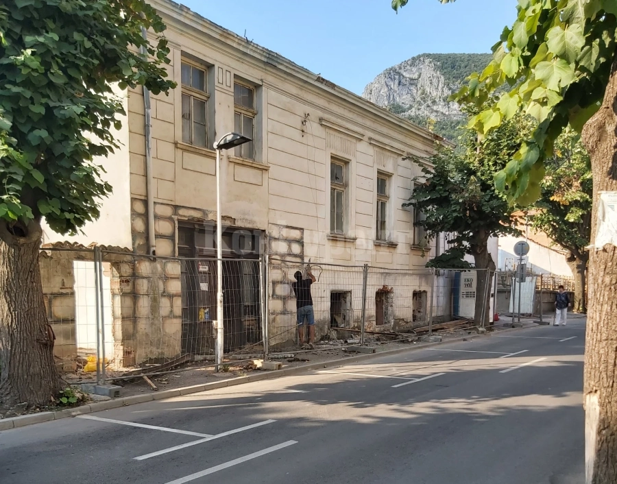 Внимавайте по ул. „Георги Бенковски“ – бутат стара сграда СНИМКИ