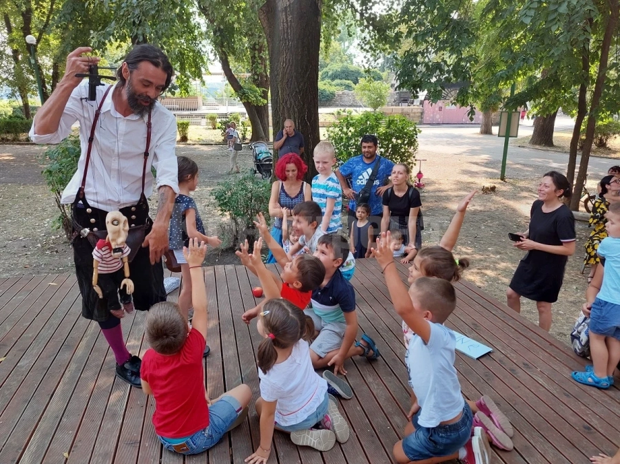 Куклен спектакъл за малки и големи в Крайдунавския парк СНИМКИ