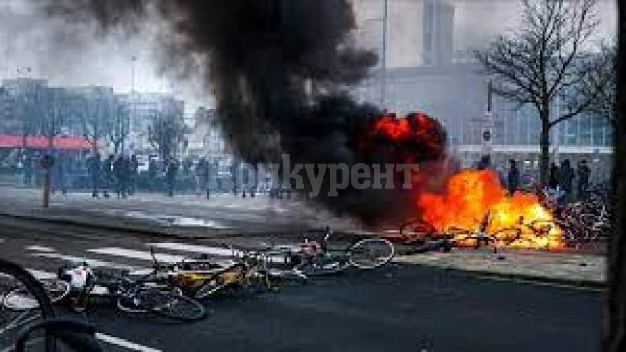 Нидерландци палят гуми срещу бежанци