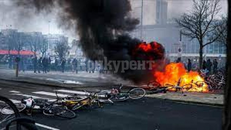 Нидерландци палят гуми срещу бежанци