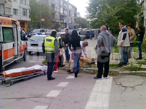 Шофьор удари възрастна пешеходка, закараха я в Пирогов