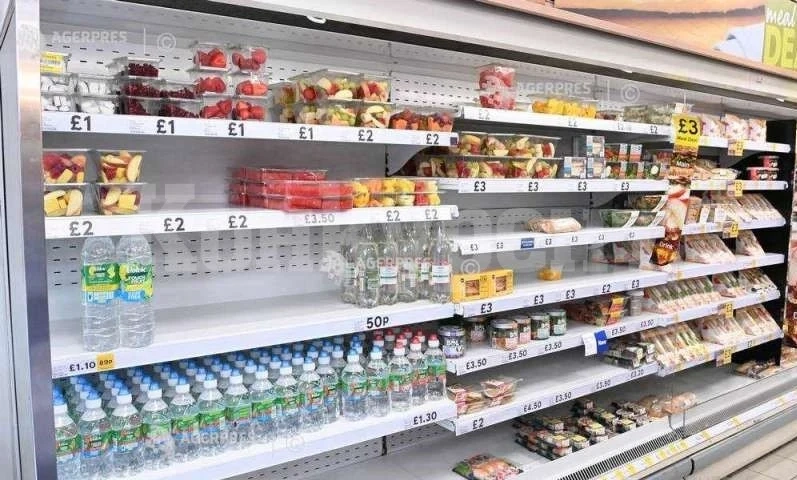 Мъж набожда с игли храни в супермаркети, арестуват го