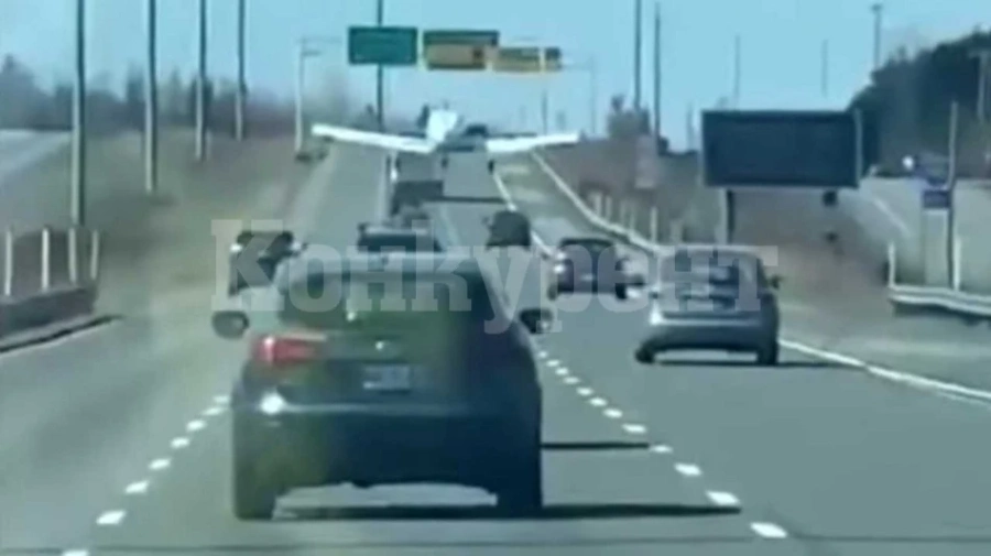 Ужасяващо: Самолет проби колата по време на аварийно кацане насред магистралата