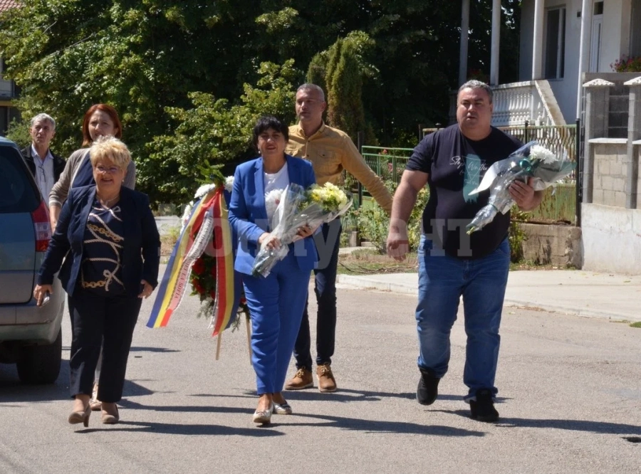 Поднесоха цветя пред паметника в Иново