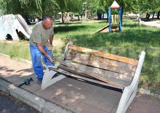 Възстановиха счупени пейки в парковете на Монтана