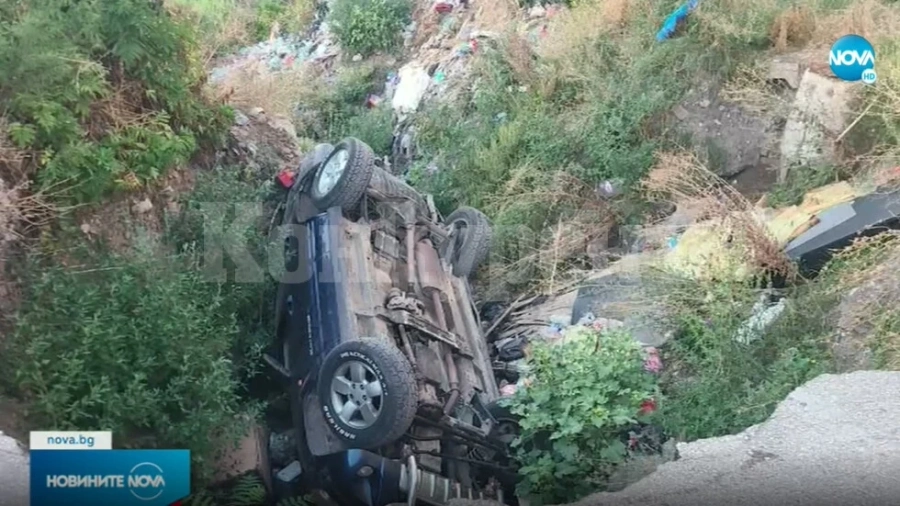 Кола пропадна в огромна пропаст в края на улица в Хасково