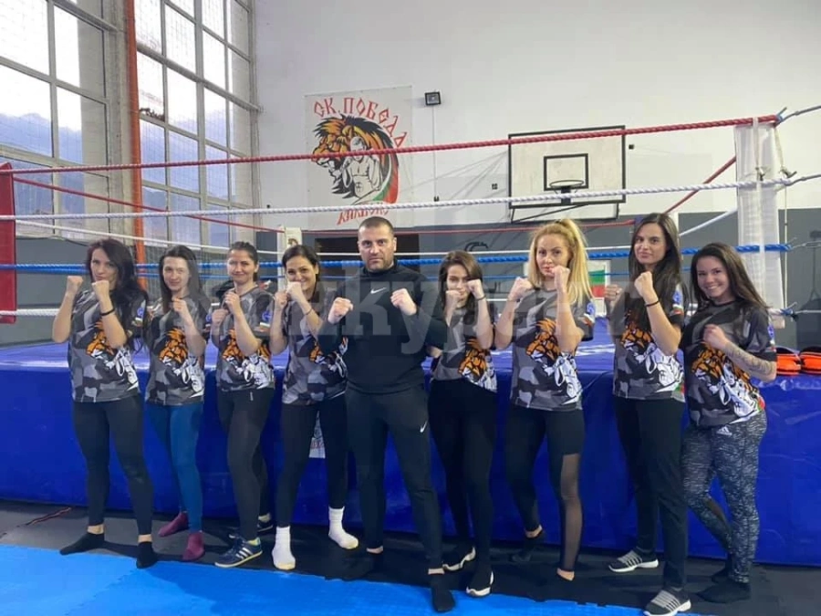 Дами пълнят залата на клуб по кикбокс