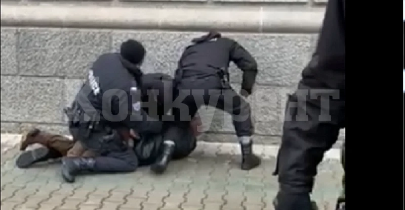 Екшън на празника в Берковица! Мъж откачи, взе да се бие и да мята домати