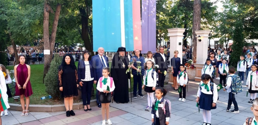 СУ „Христо Ботев“ – Враца откри новата учебна година, 797 ученици прекрачват прага на школото СНИМКИ