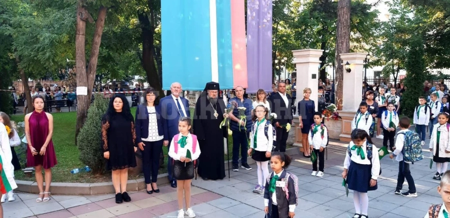 СУ „Христо Ботев“ – Враца откри новата учебна година, 797 ученици прекрачват прага на школото СНИМКИ