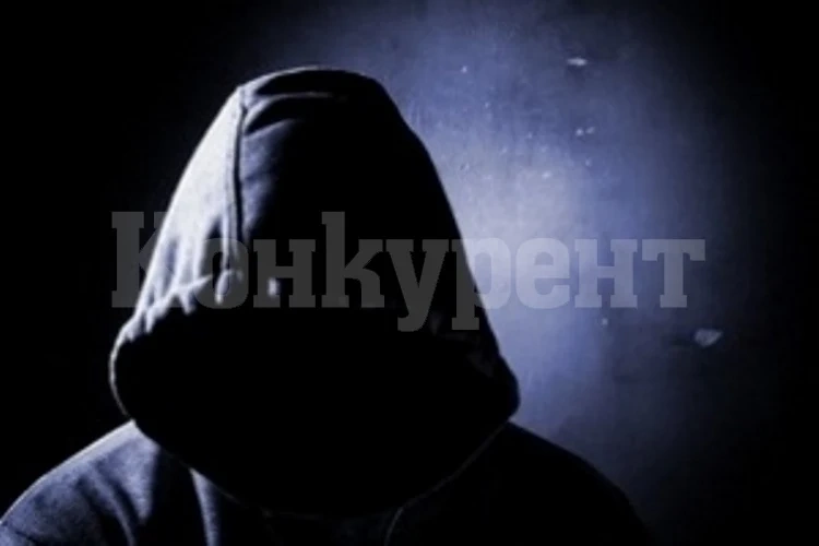 Млад хулиган уринира в градинка, псува полицаи