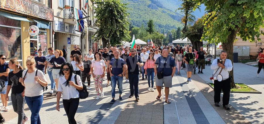 Десетки недоволни от ковид ограниченията излязоха по улиците във Враца СНИМКИ