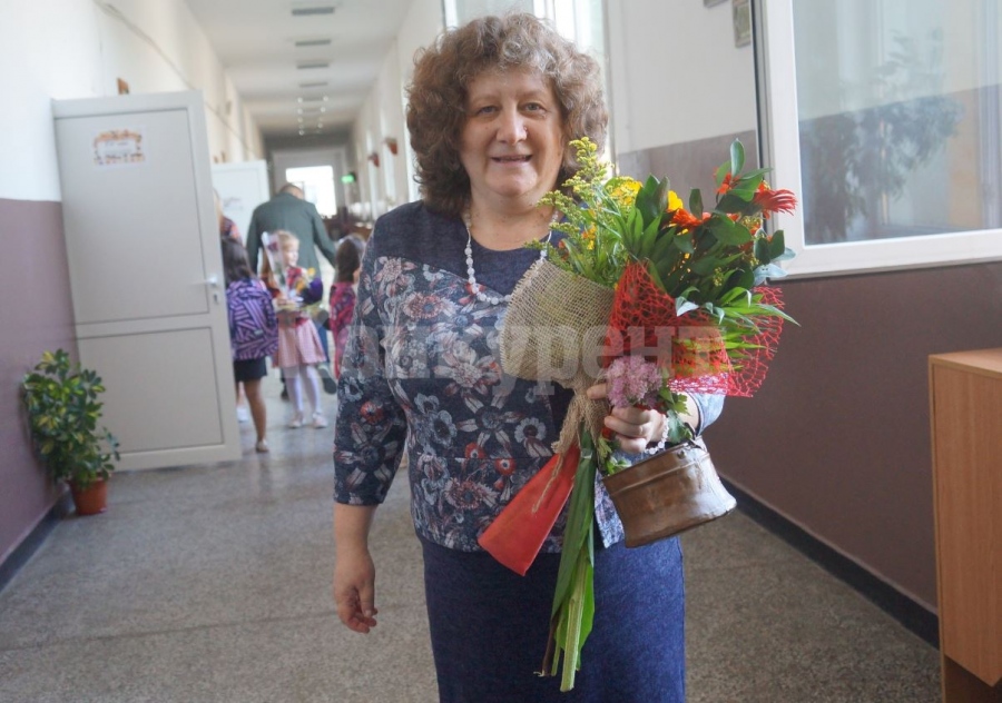 С много цветя и настроение започна новата учебна година в СУ „Христо Ботев\