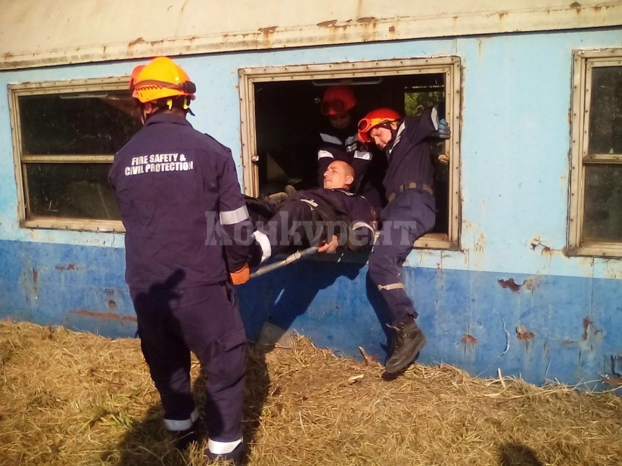30 пожарникари спасяваха пострадали в катастрофа, наводнение и пожар СНИМКИ