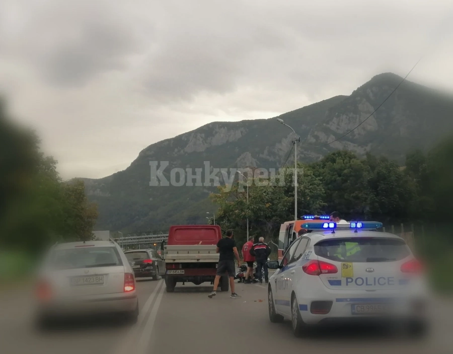 Моторист остана без зъби, след като се заби в камион във Враца