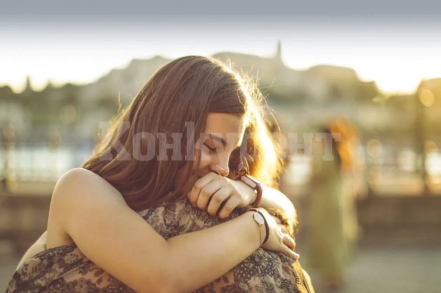 Погрешно разменени момичета в родилния дом израснаха в едно семейство с две майки