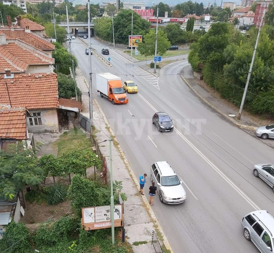 „Опел“ и бус огънаха ламарините на възлов булевард във Враца СНИМКИ