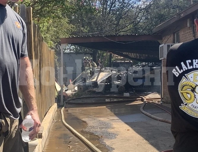 Военен самолет падна в задния двор на къща в САЩ