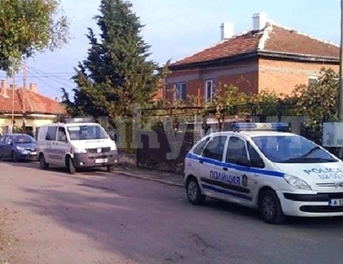 Удар на полицията! Откриха цял боен арсенал, акцизни цигари и ракия