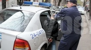 Хлапак опита да открадне две коли от автосервиз в Кулата, но...