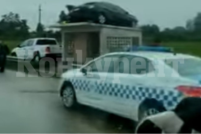 Уникално: Колата на полицейски началник кацна върху автобусна спирка ВИДЕО