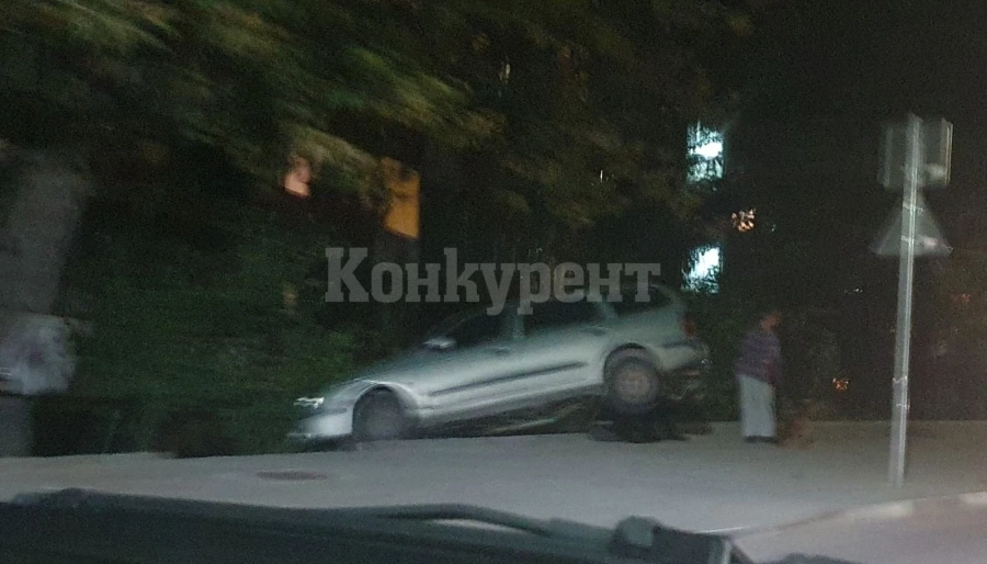 Автомобил „се приземи“ върху бетонен парапет в Козлодуй СНИМКА
